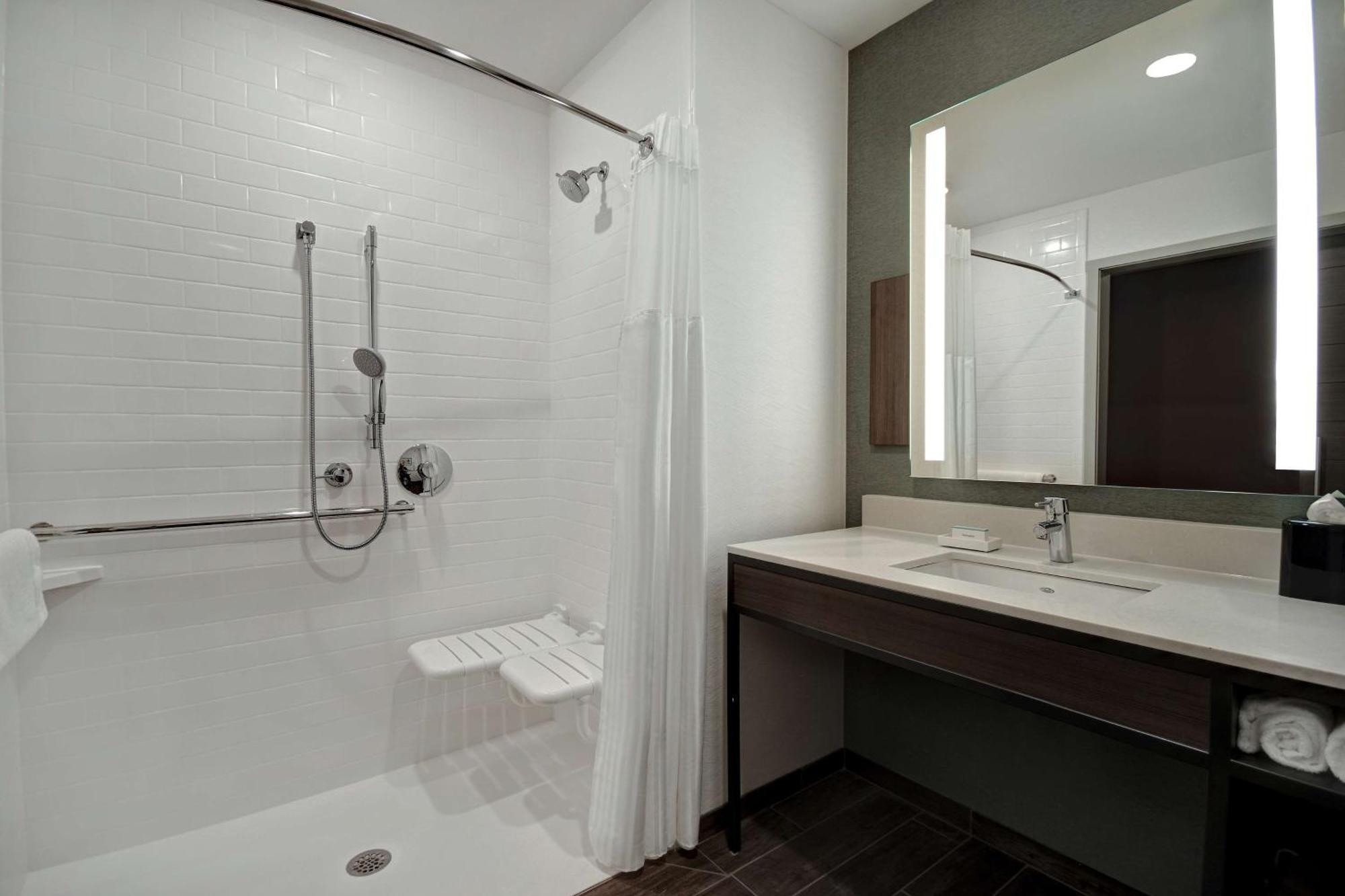 Hilton Garden Inn Kalamazoo Downtown エクステリア 写真